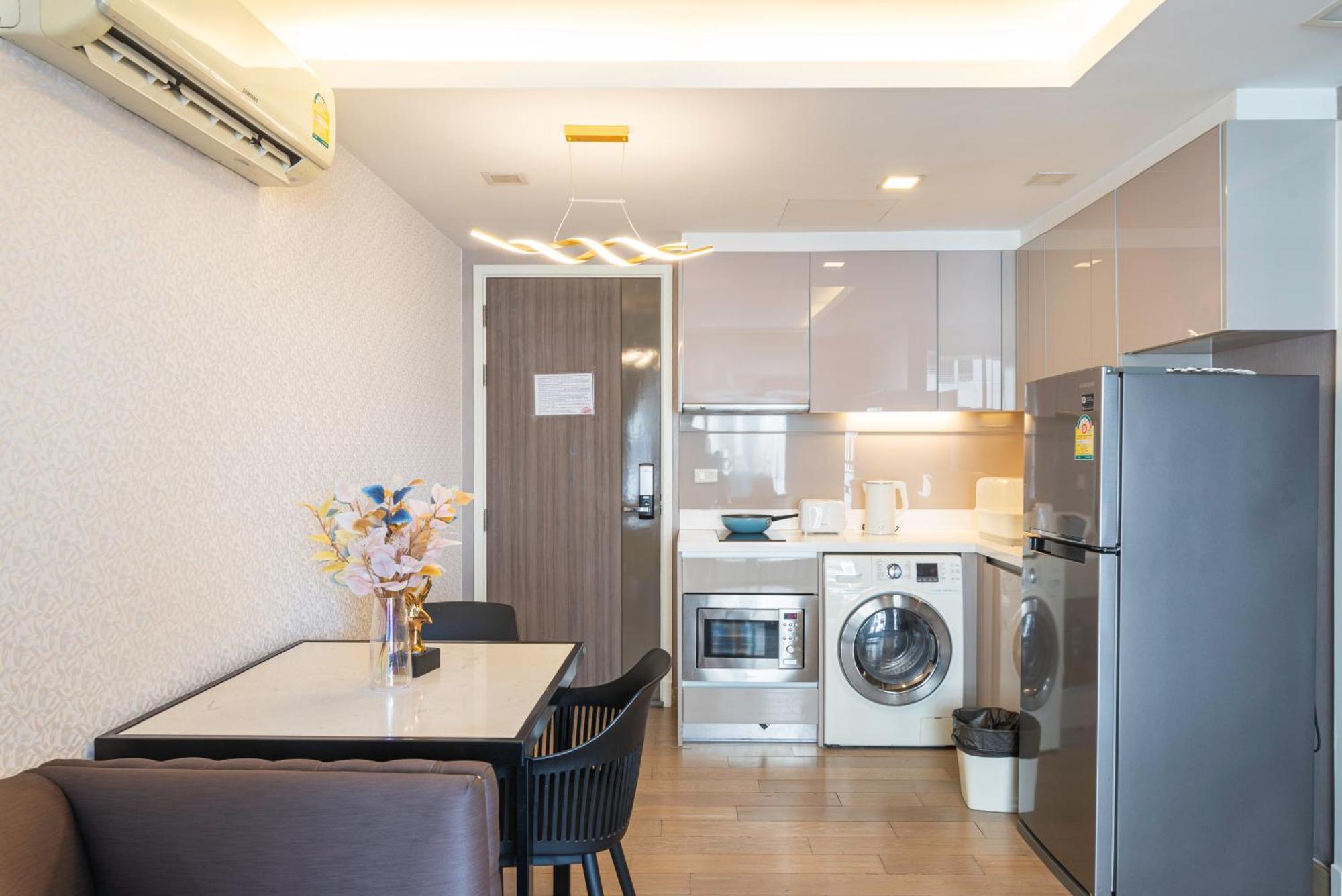 Dazzle Sukhumvit 7 By Lefoyer Apartment Bangkok Luaran gambar