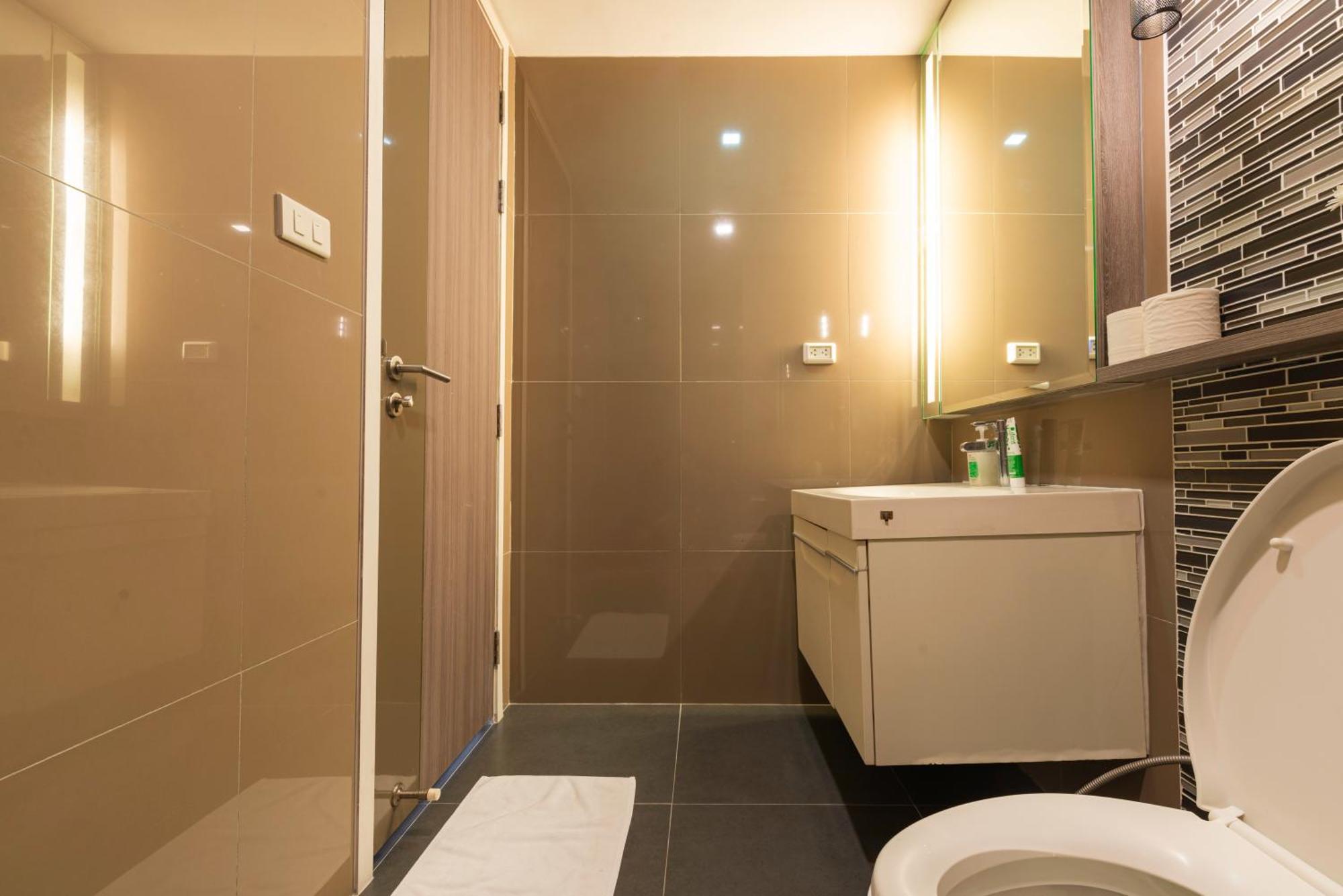 Dazzle Sukhumvit 7 By Lefoyer Apartment Bangkok Luaran gambar